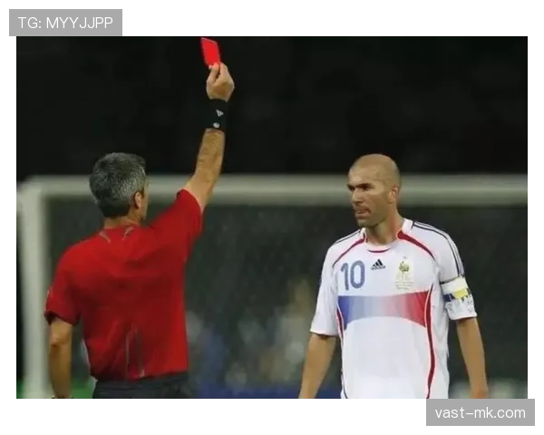 足球规则中对手部动作的判罚逻辑：为何“首饰佩戴”可能构成犯规？