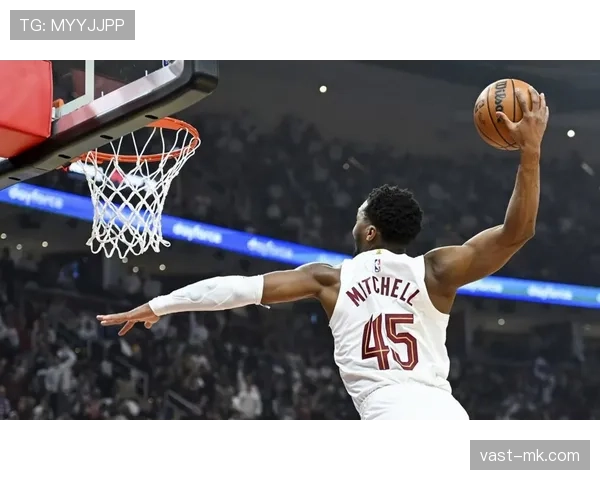 米切尔利用突破拉开比分差距，效率明显高于约翰逊