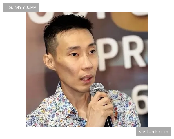 李宗伟在家穿着拖鞋的样子，谁能想到是羽坛顶流？